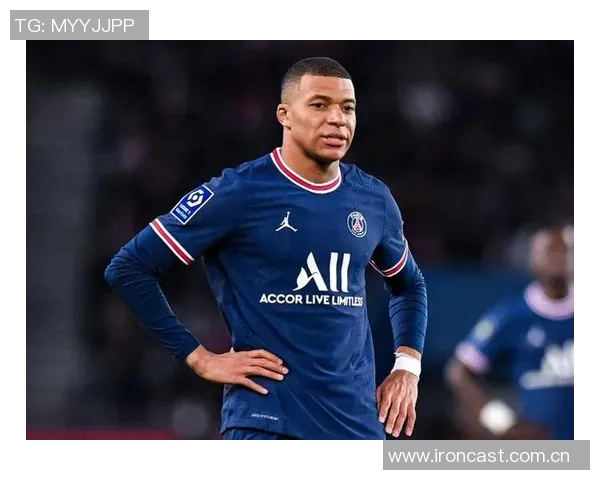 姆巴佩赛后与恩里克亲切交流并向前队友们表达一致意见