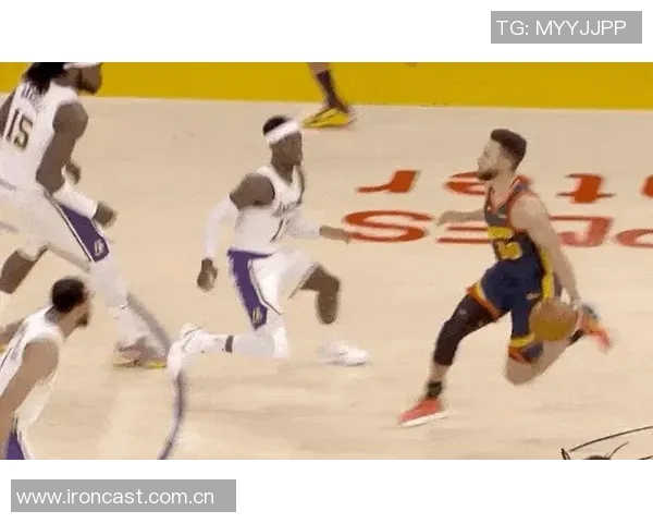 拉拉维亚称赞范德比尔特防守表现为球队奠定坚实基础