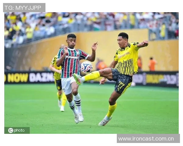 多特高层与球员赛后安慰小贝林厄姆因解围失误致拜仁进球