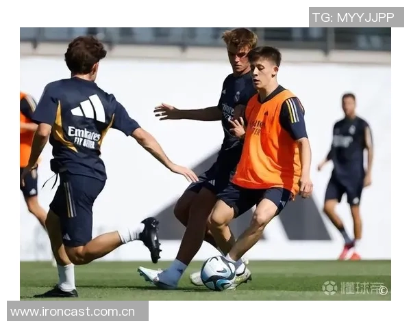 皇马留守8名一线队球员与卡斯蒂亚队员共同训练提升默契