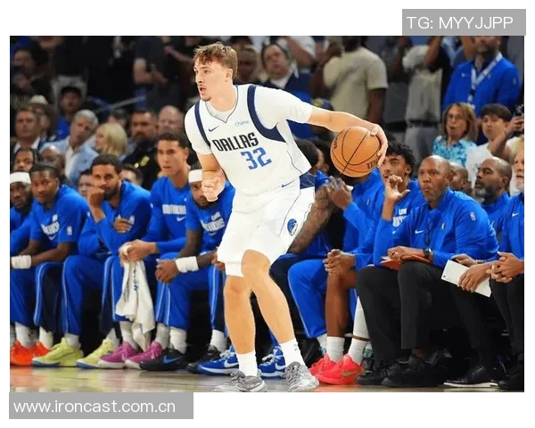 浓眉晒照为新赛季热身队友拉塞尔欧文弗拉格齐聚展现团队氛围 浓眉晒照为新赛季热身队友拉塞尔欧文弗拉格齐聚展现团队氛围