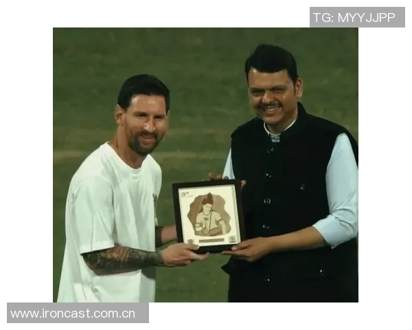 梅西孟买活动获赠印度风格画像与安东内拉共庆浪漫时刻 梅西孟买活动获赠印度风格画像与安东内拉共庆浪漫时刻