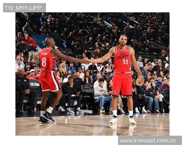 保罗重返快船基地训练展现老炮风采双手暴扣引发球迷热议 保罗重返快船基地训练展现老炮风采双手暴扣引发球迷热议