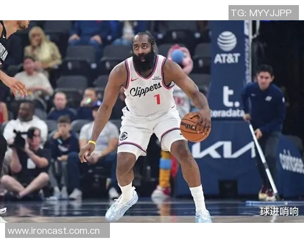 快船客场挑战国王小卡哈登卫衣亮相科林斯酷炫登机照曝光 快船客场挑战国王小卡哈登卫衣亮相科林斯酷炫登机照曝光