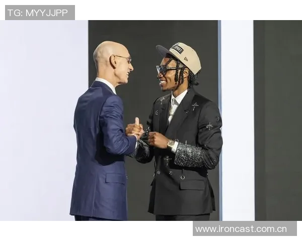 迪林厄姆半场狂砍15分5助攻2抢断展现超强实力引发热议