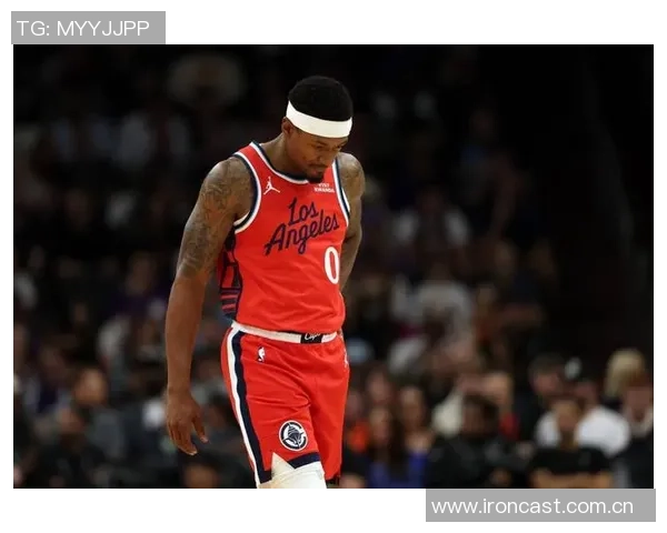 克莱手感回暖却遭冷落赛后愤怒扔水瓶表达不满情绪 克莱手感回暖却遭冷落赛后愤怒扔水瓶表达不满情绪